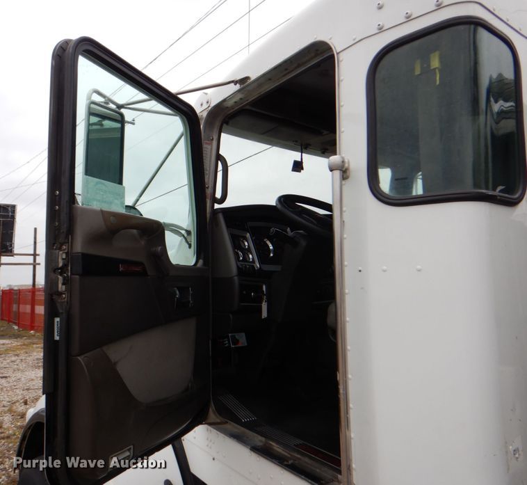image for item DH5307 2012 Kenworth T800 vacuum truck