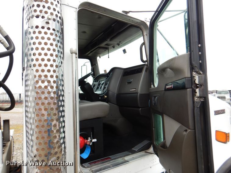 image for item DH5307 2012 Kenworth T800 vacuum truck