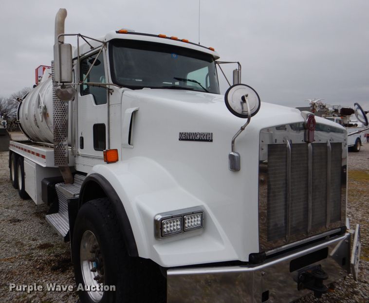 image for item DH5307 2012 Kenworth T800 vacuum truck