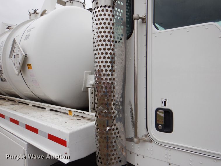 image for item DH5307 2012 Kenworth T800 vacuum truck