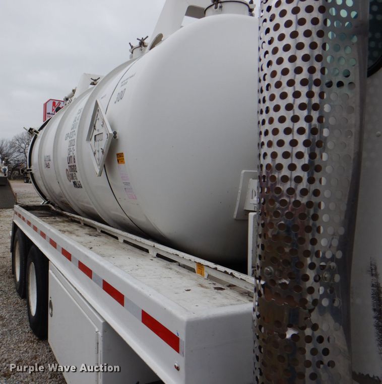 image for item DH5307 2012 Kenworth T800 vacuum truck