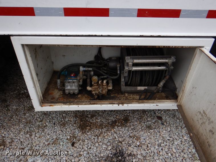 image for item DH5307 2012 Kenworth T800 vacuum truck