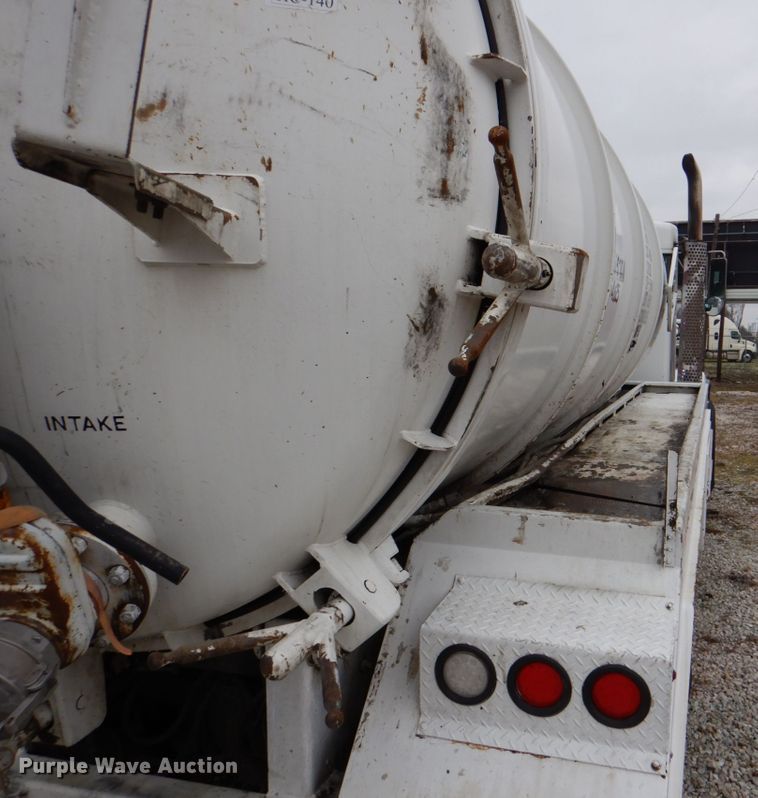 image for item DH5307 2012 Kenworth T800 vacuum truck