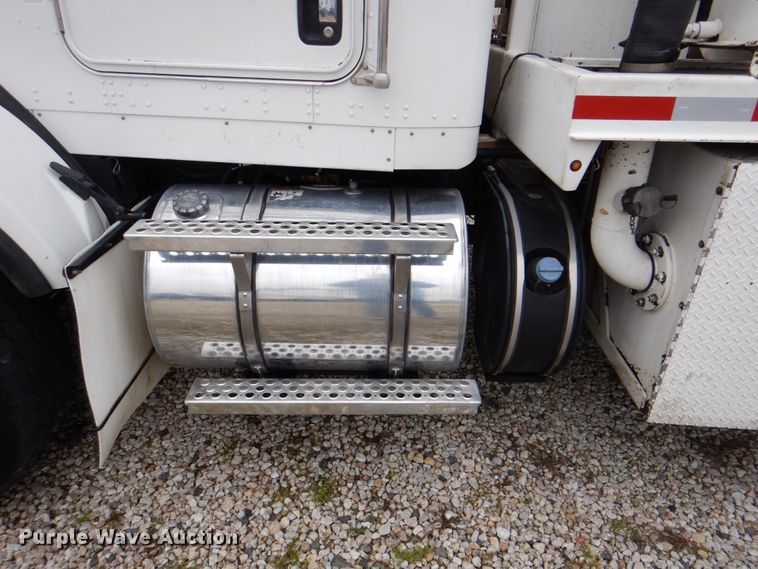 image for item DH5307 2012 Kenworth T800 vacuum truck