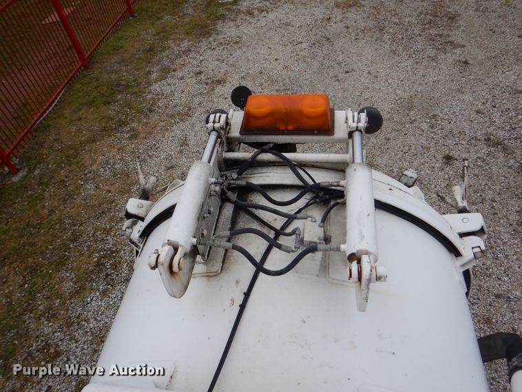 image for item DH5307 2012 Kenworth T800 vacuum truck