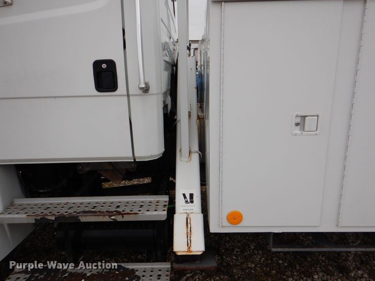 image for item DH5309 2003 Freightliner Business Class M2 bucket truck