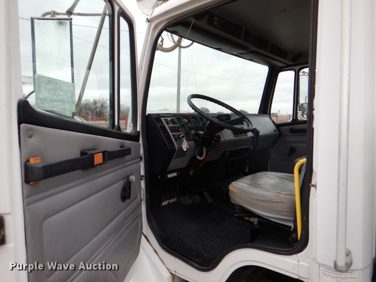 image for item DH5310 2000 Freightliner FL70 digger derrick truck