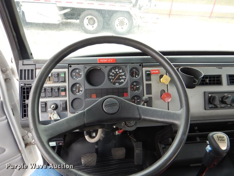 image for item DH5310 2000 Freightliner FL70 digger derrick truck