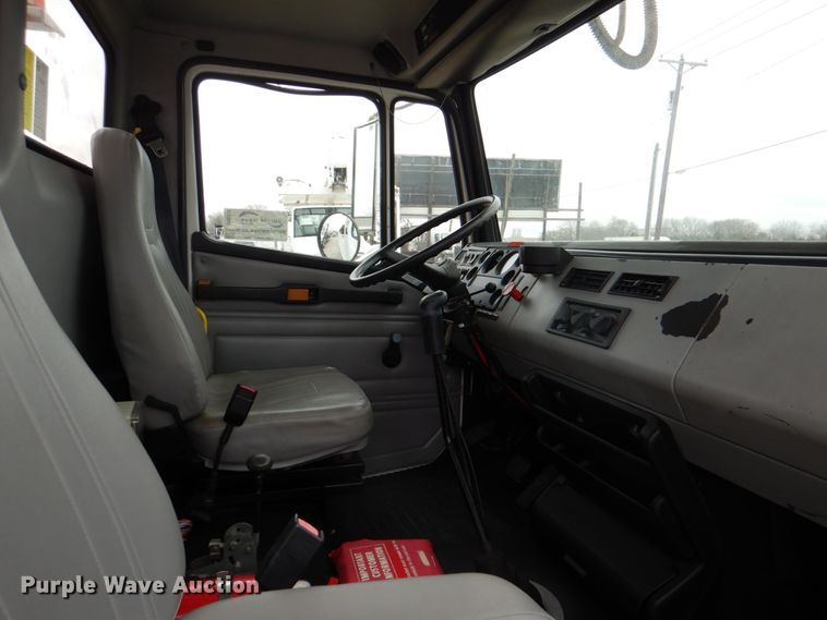 image for item DH5310 2000 Freightliner FL70 digger derrick truck