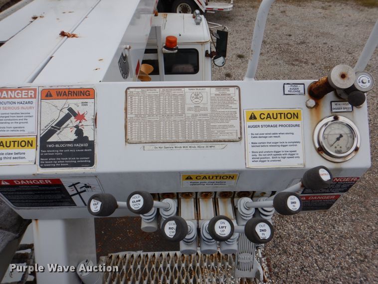 image for item DH5310 2000 Freightliner FL70 digger derrick truck