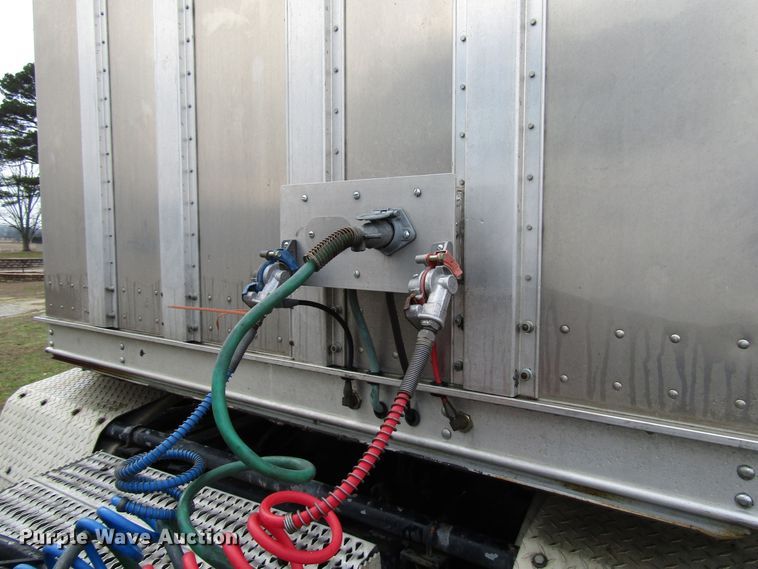 image for item DH8369 2016 Barrett 15L5902 livestock trailer