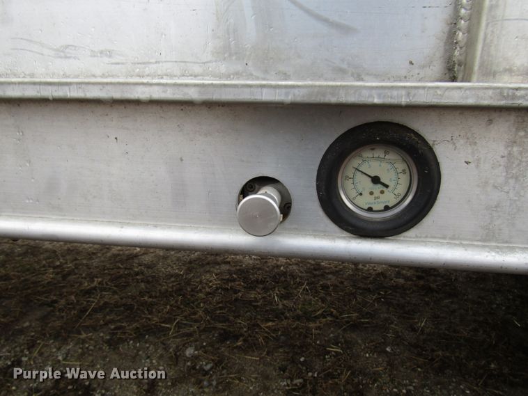 image for item DH8369 2016 Barrett 15L5902 livestock trailer