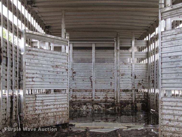 image for item DH8369 2016 Barrett 15L5902 livestock trailer