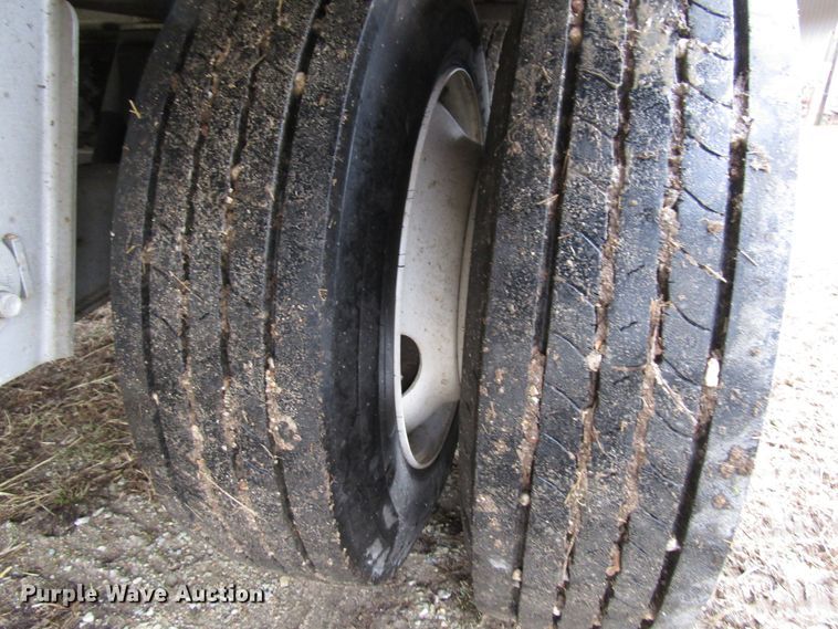 image for item DH8369 2016 Barrett 15L5902 livestock trailer