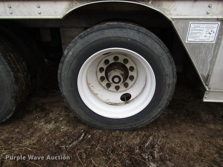 image for item DH8369 2016 Barrett 15L5902 livestock trailer