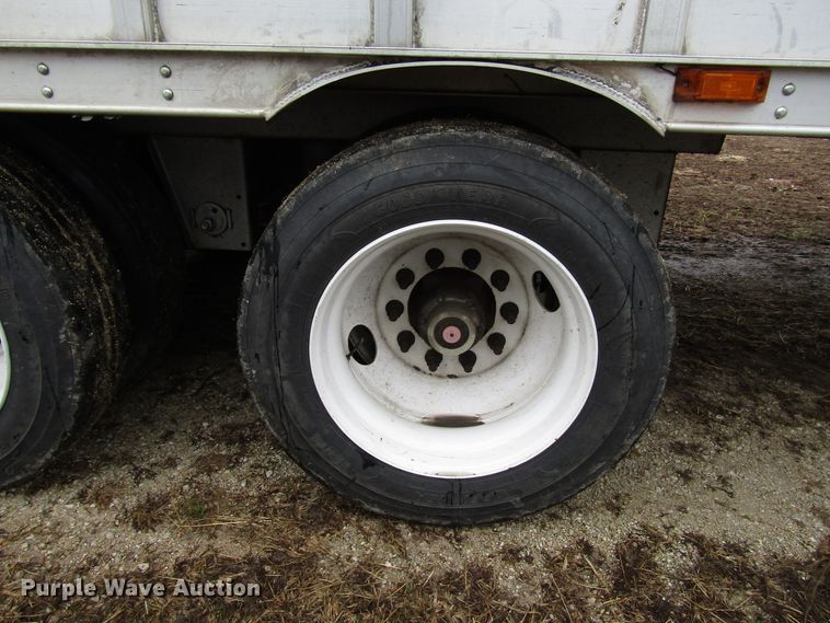 image for item DH8369 2016 Barrett 15L5902 livestock trailer