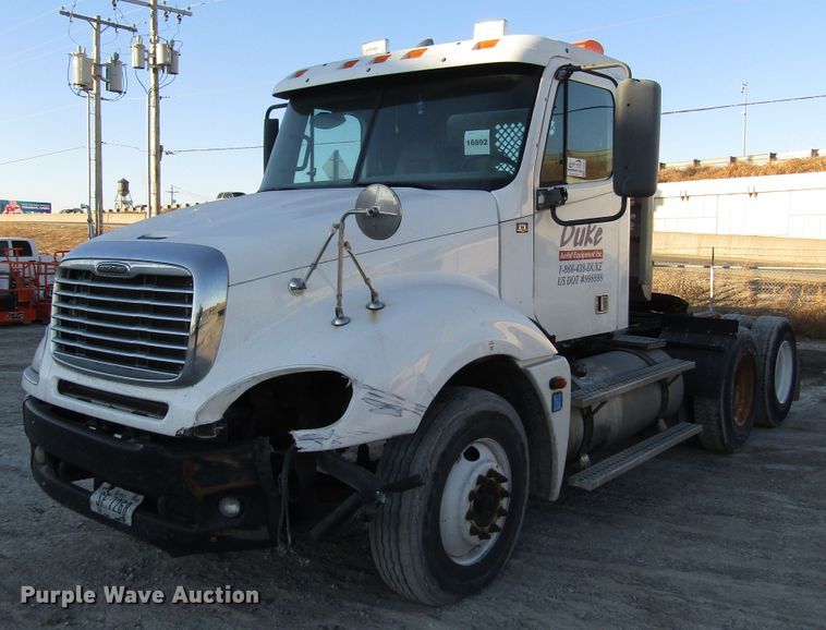 image for item DH8454 2006 Freightliner Columbia semi truck