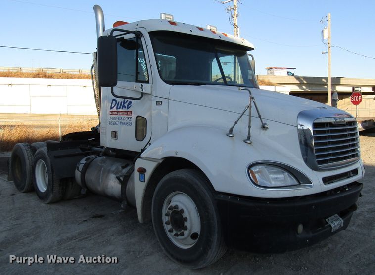 image for item DH8454 2006 Freightliner Columbia semi truck