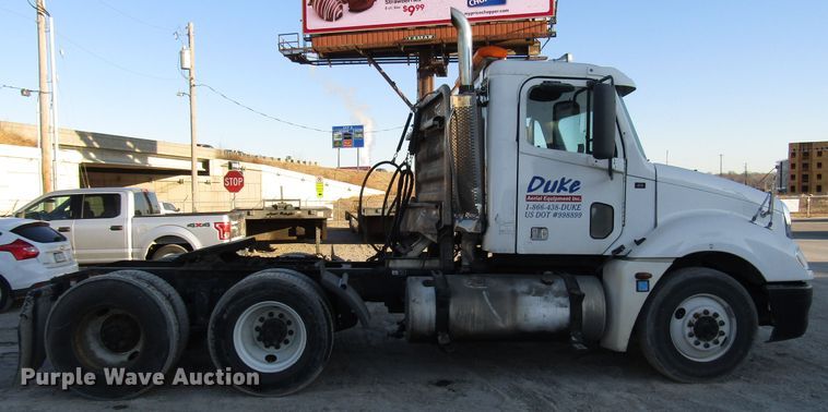 image for item DH8454 2006 Freightliner Columbia semi truck