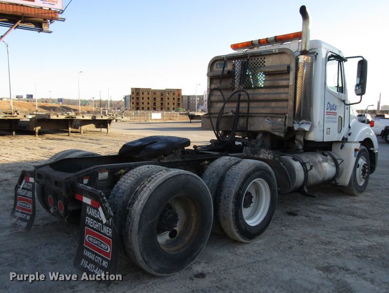 image for item DH8454 2006 Freightliner Columbia semi truck