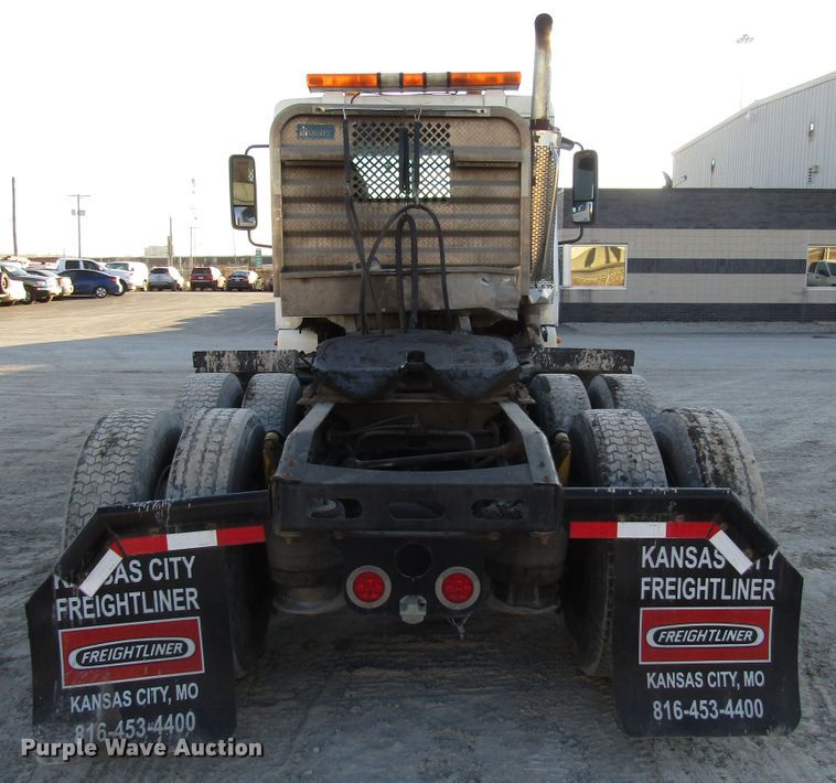 image for item DH8454 2006 Freightliner Columbia semi truck