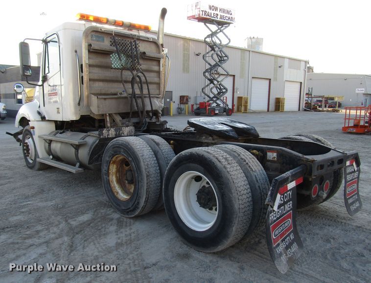 image for item DH8454 2006 Freightliner Columbia semi truck