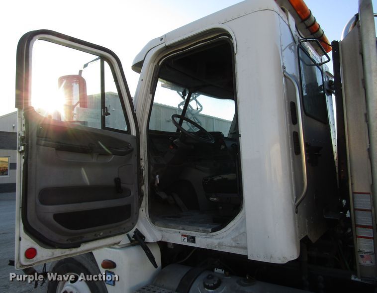 image for item DH8454 2006 Freightliner Columbia semi truck