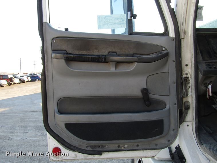 image for item DH8454 2006 Freightliner Columbia semi truck