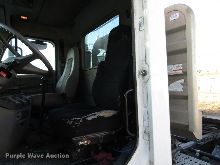 image for item DH8454 2006 Freightliner Columbia semi truck