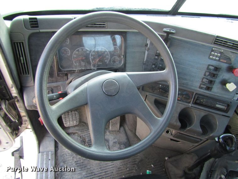 image for item DH8454 2006 Freightliner Columbia semi truck