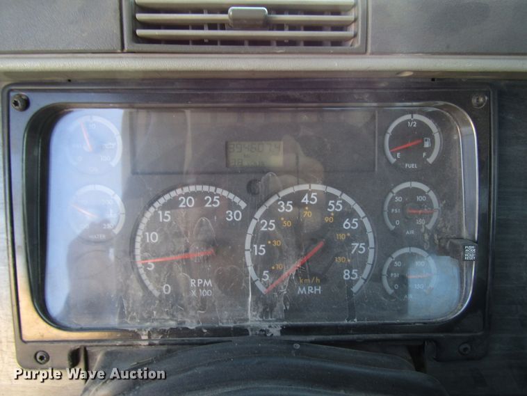 image for item DH8454 2006 Freightliner Columbia semi truck