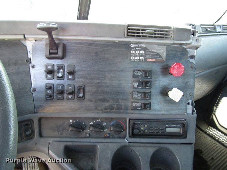 image for item DH8454 2006 Freightliner Columbia semi truck