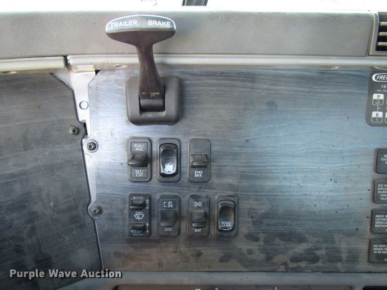 image for item DH8454 2006 Freightliner Columbia semi truck