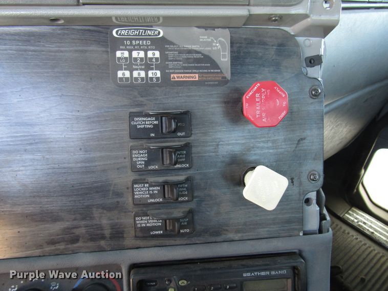 image for item DH8454 2006 Freightliner Columbia semi truck