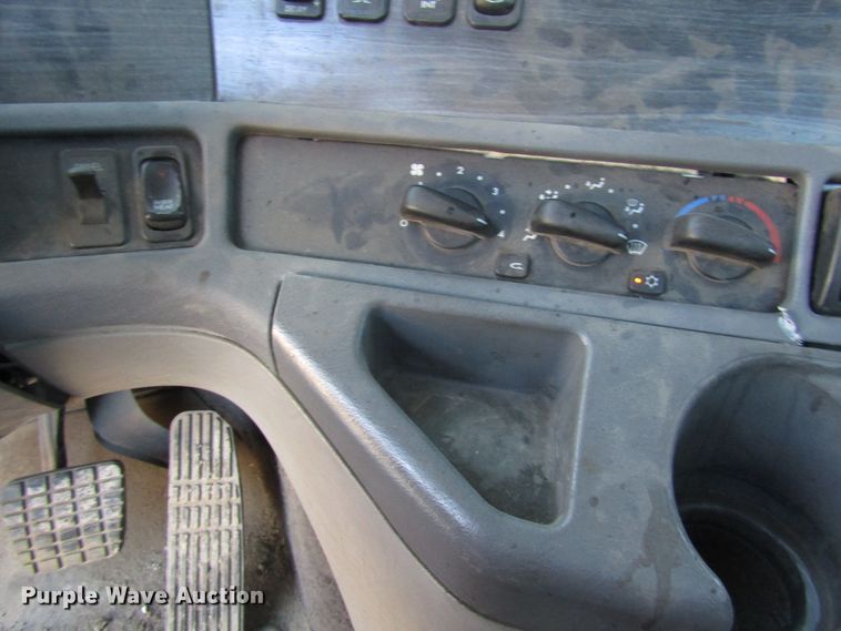 image for item DH8454 2006 Freightliner Columbia semi truck