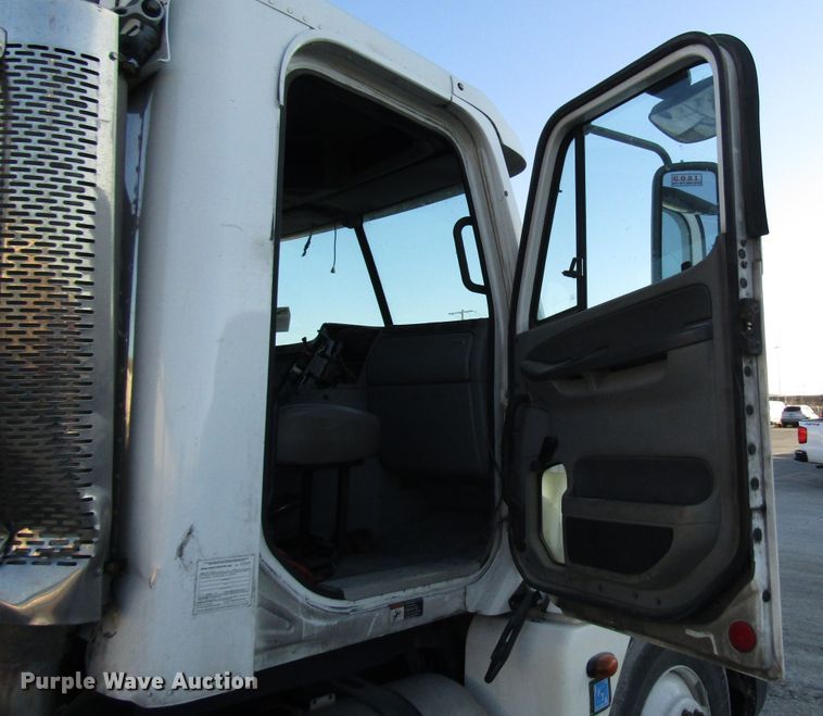 image for item DH8454 2006 Freightliner Columbia semi truck