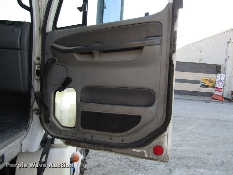 image for item DH8454 2006 Freightliner Columbia semi truck