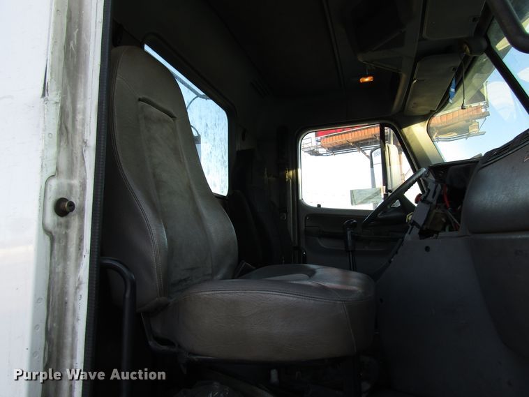 image for item DH8454 2006 Freightliner Columbia semi truck