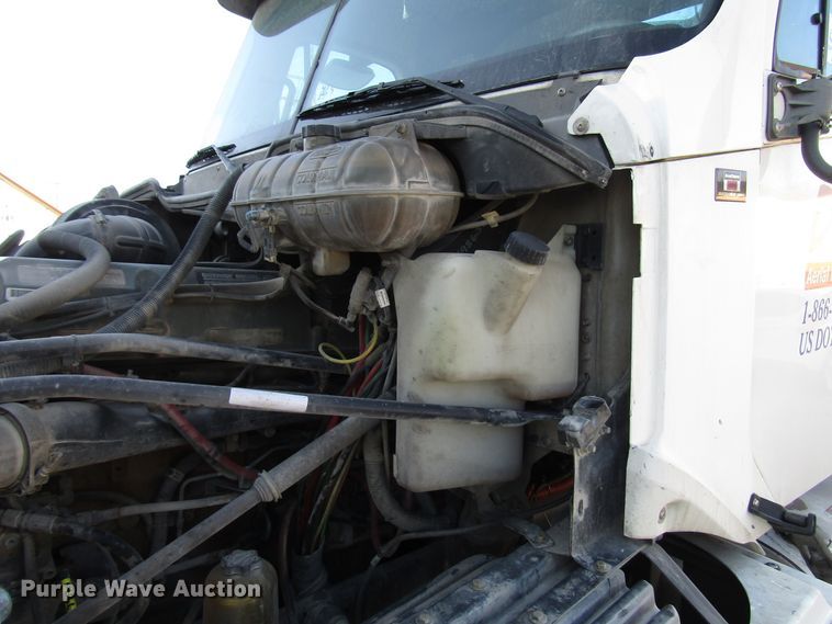 image for item DH8454 2006 Freightliner Columbia semi truck