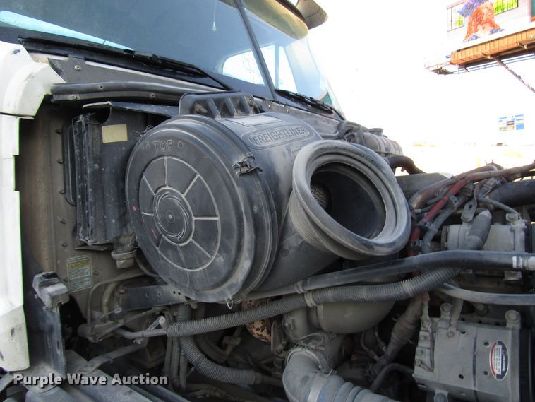 image for item DH8454 2006 Freightliner Columbia semi truck