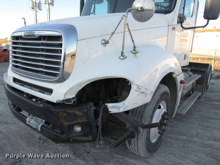 image for item DH8454 2006 Freightliner Columbia semi truck