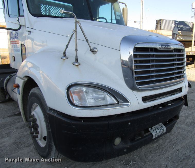 image for item DH8454 2006 Freightliner Columbia semi truck
