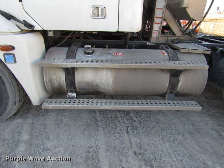 image for item DH8454 2006 Freightliner Columbia semi truck