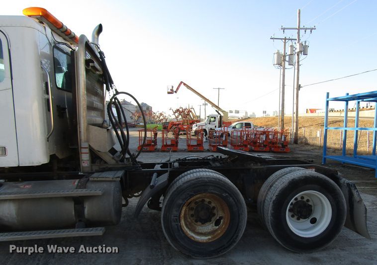 image for item DH8454 2006 Freightliner Columbia semi truck