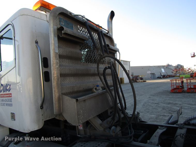 image for item DH8454 2006 Freightliner Columbia semi truck