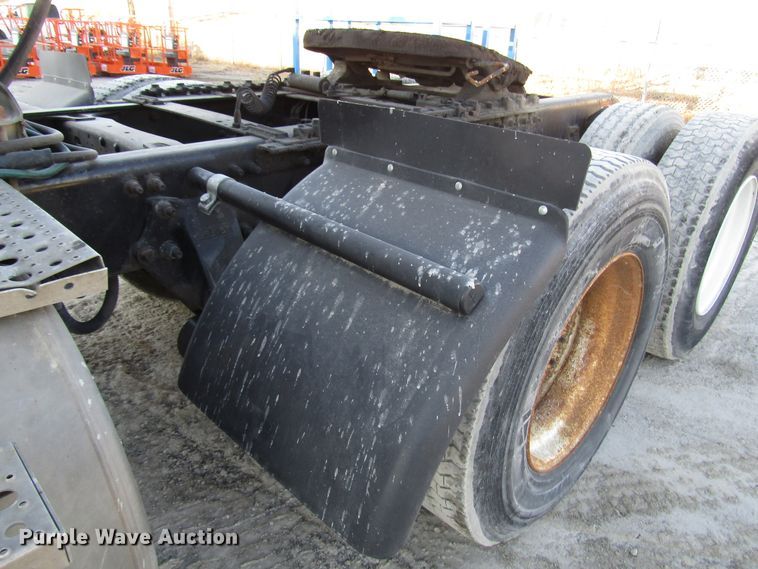 image for item DH8454 2006 Freightliner Columbia semi truck