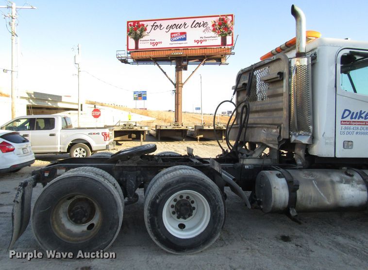 image for item DH8454 2006 Freightliner Columbia semi truck