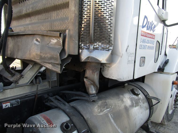 image for item DH8454 2006 Freightliner Columbia semi truck
