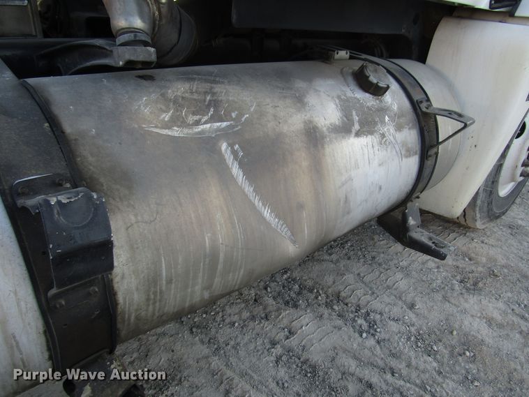 image for item DH8454 2006 Freightliner Columbia semi truck