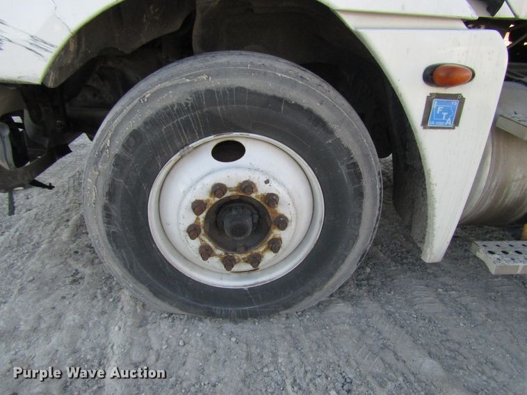 image for item DH8454 2006 Freightliner Columbia semi truck